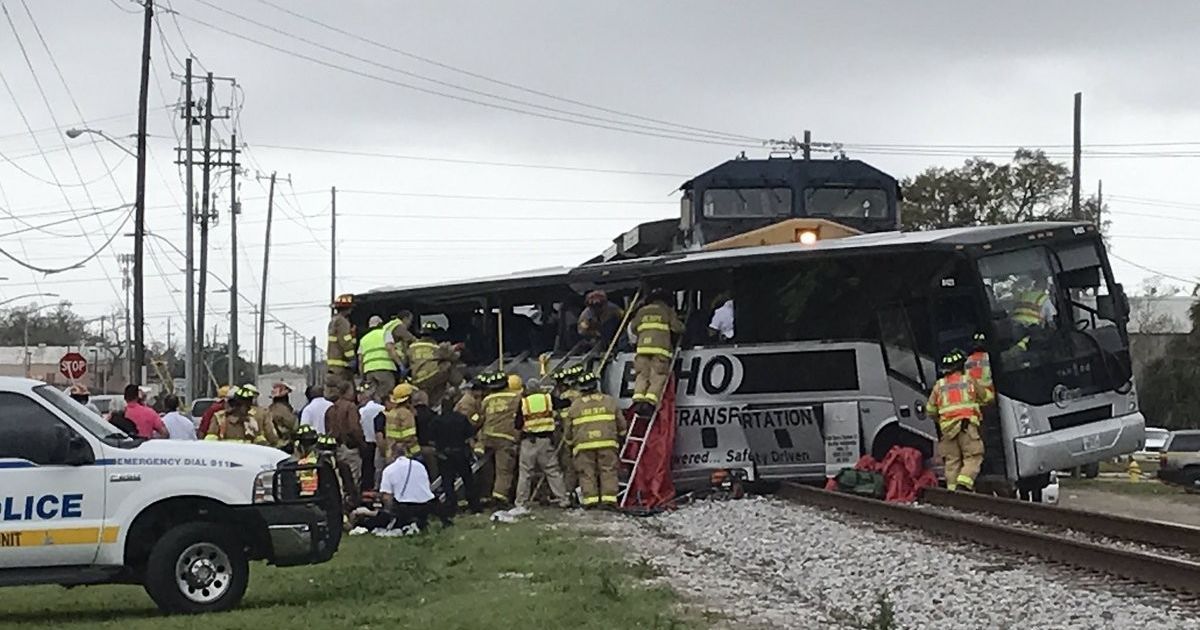 В США возросло колличество пострадавших в столкновении поезда и автобуса