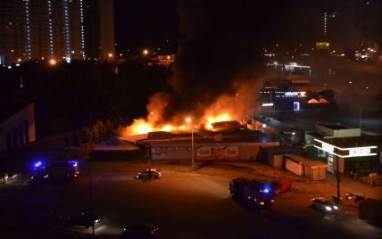Трое неизвестных подожгли десятки ларьков вблизи метро "Осокорки" в Киеве