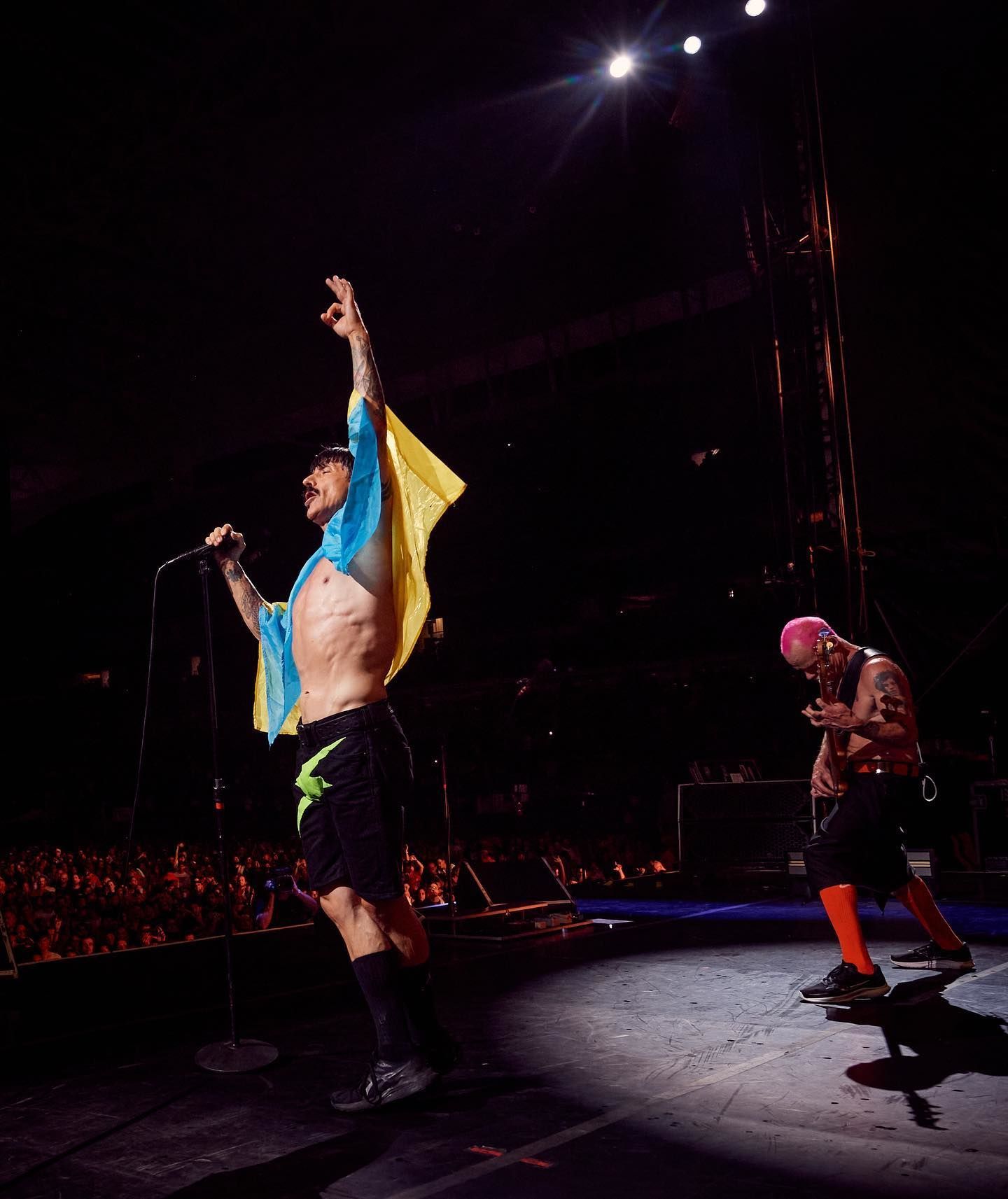 Новини шоу-бізнесу: Red Hot Chili Peppers вийшли на сцену з