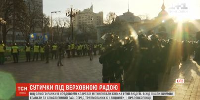 В столкновениях в правительственном квартале в ход пошли слезоточивый газ и шумовые гранаты