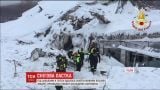 Итальянские спасатели нашли под завалами отеля восьмерых живых
