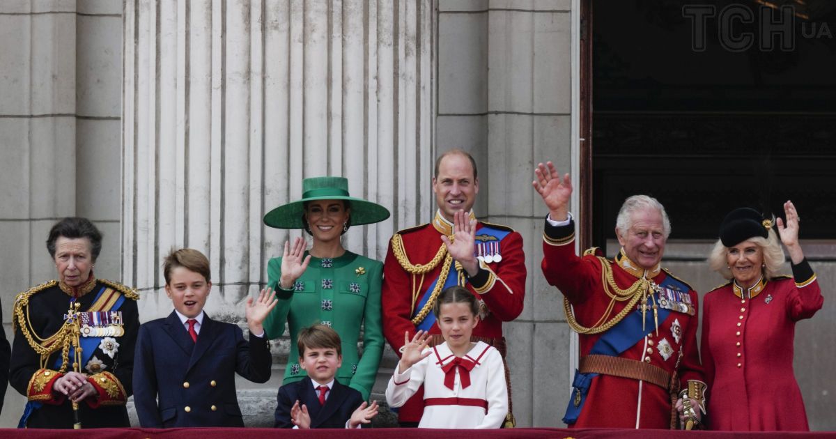 Члены королевской семьи на балконе Букингемского дворца после парада Trooping the Colour