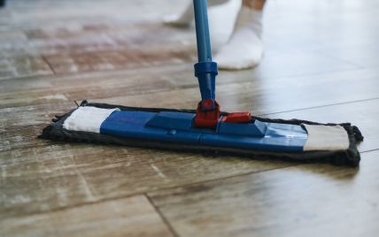 Что добавить в воду для мытья полов, чтобы носки оставались чистыми: простой лайфхак