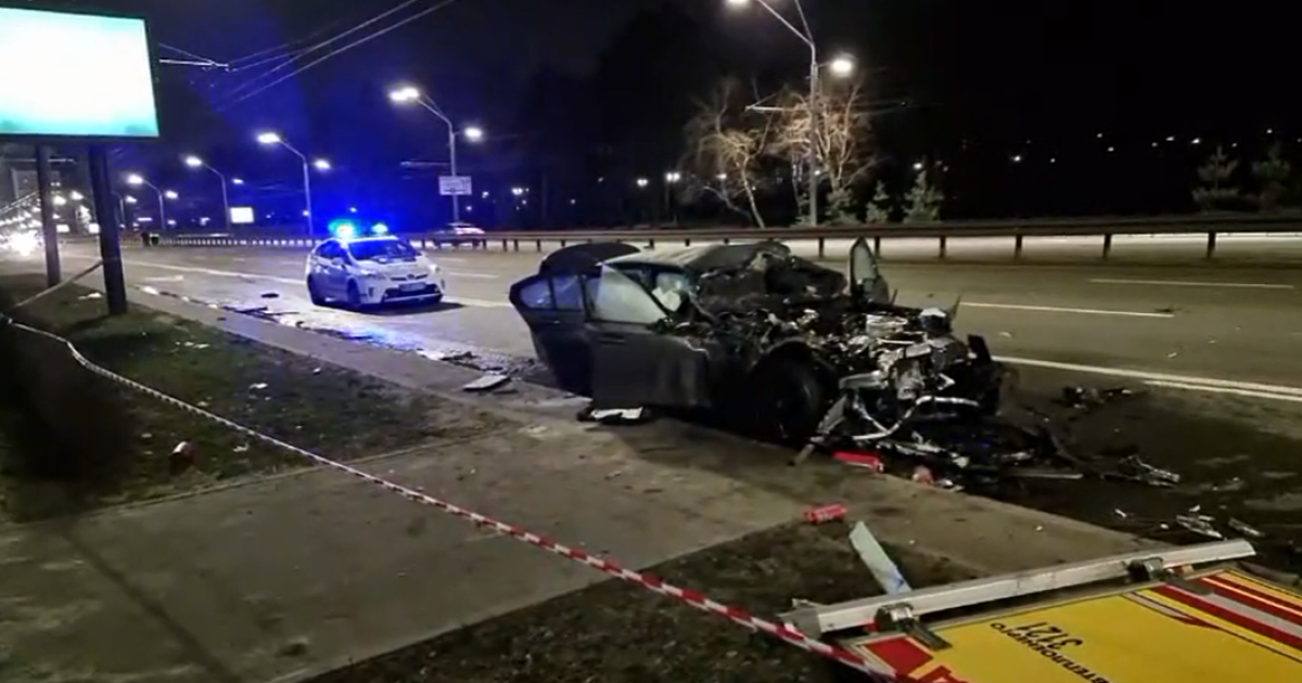 В Киеве в результате столкновения BMW с автомобилем аварийной службы пострадали четыре человека: видео