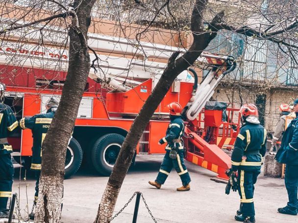 Рятувальники працюють на місці обвалу балкону в Києві / © Управління ДСНС Києва