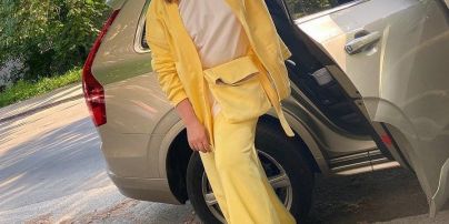 В банановом костюме и кроссовках: Наталья Могилевская в ярком луке сфотографировалась у автомобиля