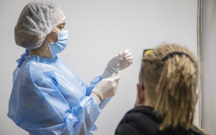 В Україні за вихідні від коронавірусу щепили рекордну кількість людей: кого приймали та що кололи