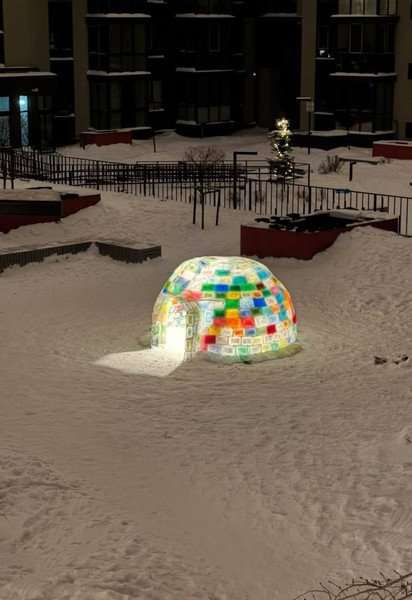 Цветная иглу изо льда во Львове