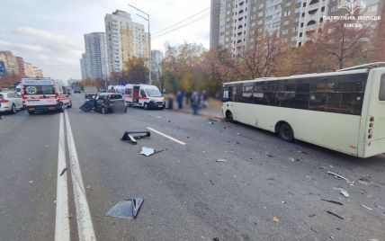 У Києві на Харківському шосе сталася масштабна аварія: з'явилося відео