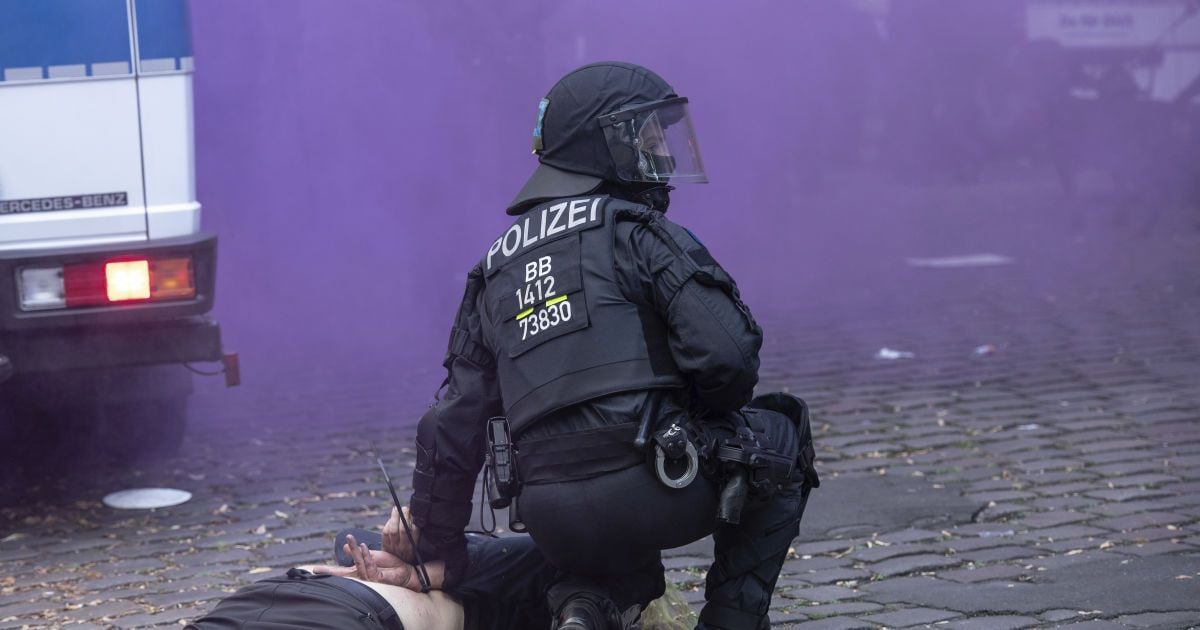 Забаррикадировали вход и устроили пожары: в Берлине задержали 44 протестующих из-за закрытия "левого" бара
