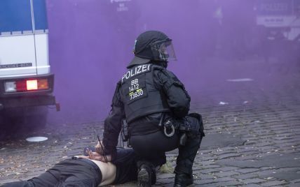 Забаррикадировали вход и устроили пожары: в Берлине задержали 44 протестующих из-за закрытия "левого" бара
