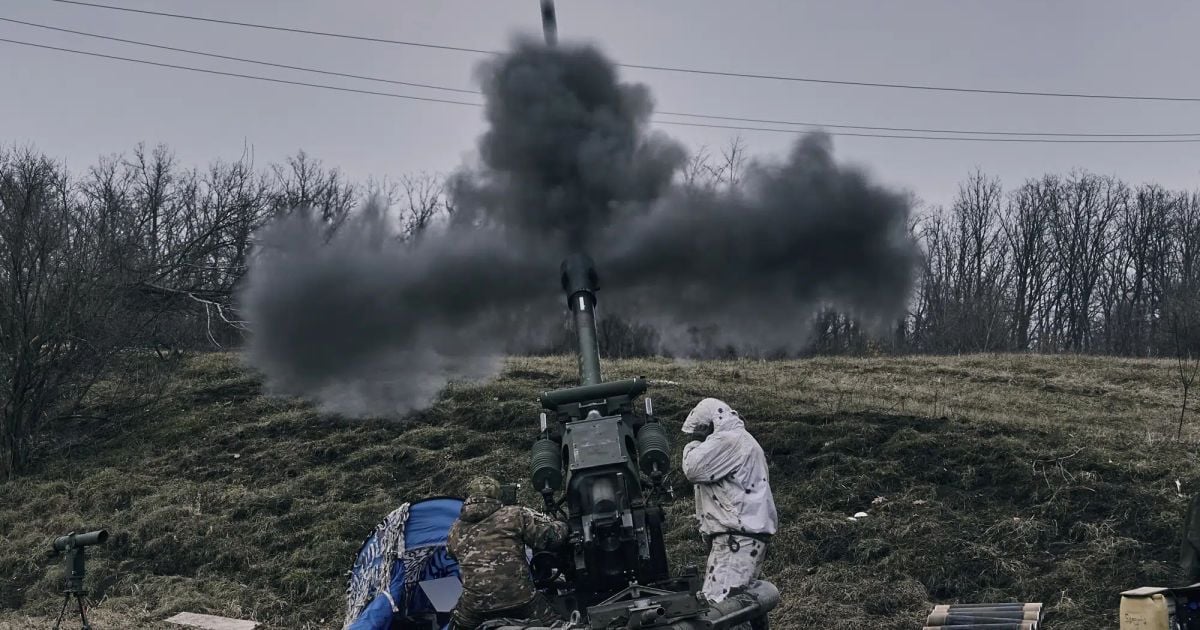 Украинские военные ведут огонь из самоходной гаубицы по российским позициям у Бахмута/AP Photo/Libkos