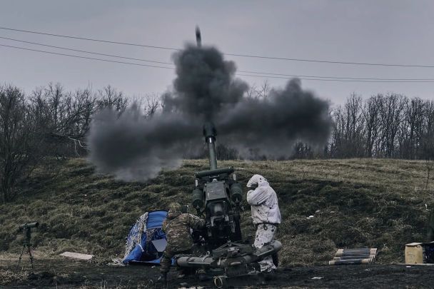 Украинские военные ведут огонь из самоходной гаубицы по российским позициям у Бахмута 7 марта 2023 г. AP Photo/Libkos / © 