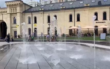 На Арсенальной площади в Киеве восстановили фонтан, в который провалился грузовик