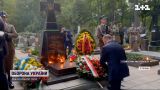 Анджей Дуда став на коліно перед полеглими українськими героями УНР