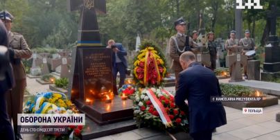 Анджей Дуда став на коліно перед полеглими українськими героями УНР