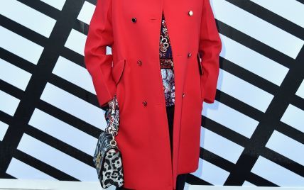 Прекрасна в 72: Катрин Денев пришла на модный показ в элегантном наряде