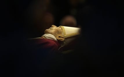 Поховають із монетами та медалями: як у Ватикані прощаються з Папою Бенедиктом XVI (фото)