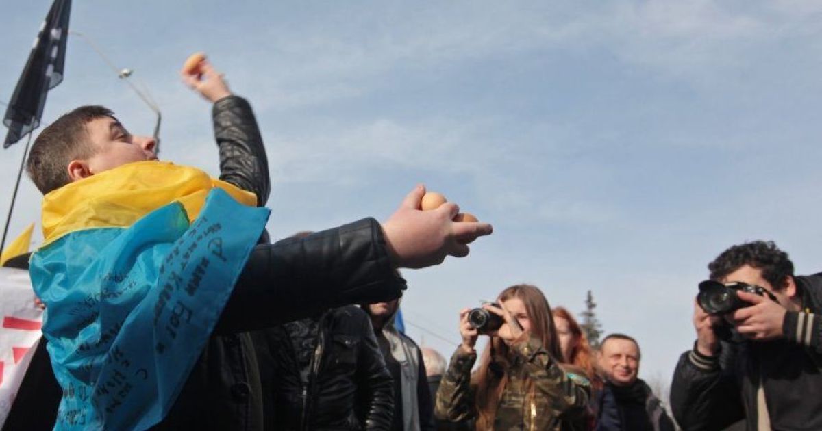 Град из яиц и пакеты с фекалиями: что швыряли украинцы в своих политиков
