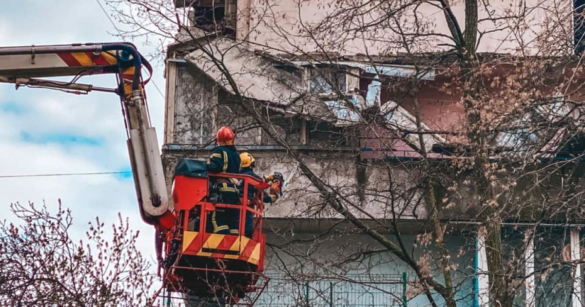 У Києві в житловому будинку обвалився балкон, зачепивши конструкції на ще двох поверхах (фото)