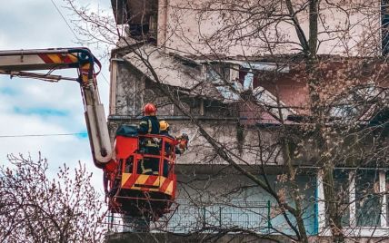 У Києві в житловому будинку обвалився балкон, зачепивши конструкції на ще двох поверхах (фото)