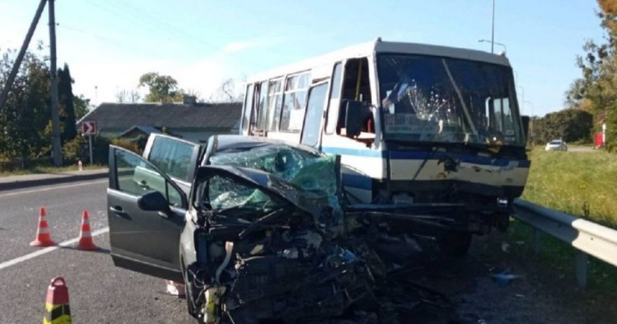 Вискочив на зустрічну і протаранив автобус: у Львівській області сталася жахлива ДТП