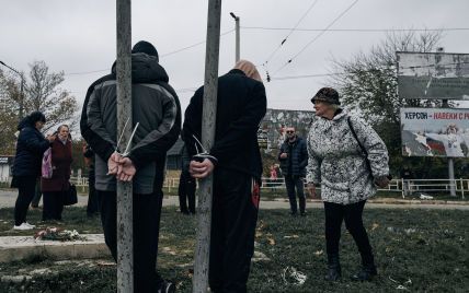 У Херсоні двох колаборантів прив'язали до стовпів за співпрацю з військами РФ (фото)