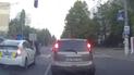 Полицейский в Одессе переводит бабушку через дорогу