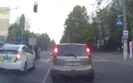"Мимимишное" видео: в Одессе полицейский перевел бабушку через дорогу