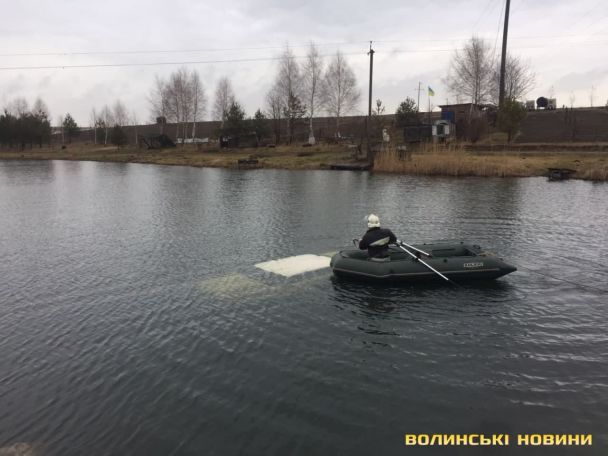 В озере на Волыни заметили затопленный автомобиль с мертвым водителем