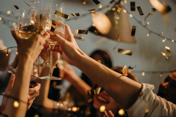 Празднование Нового года 2022 для привлечения любви / © Pexels