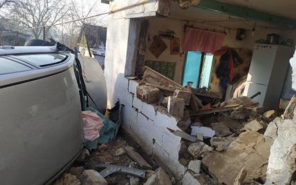 Под Днепром авто протаранило дом: 5 человек пострадали