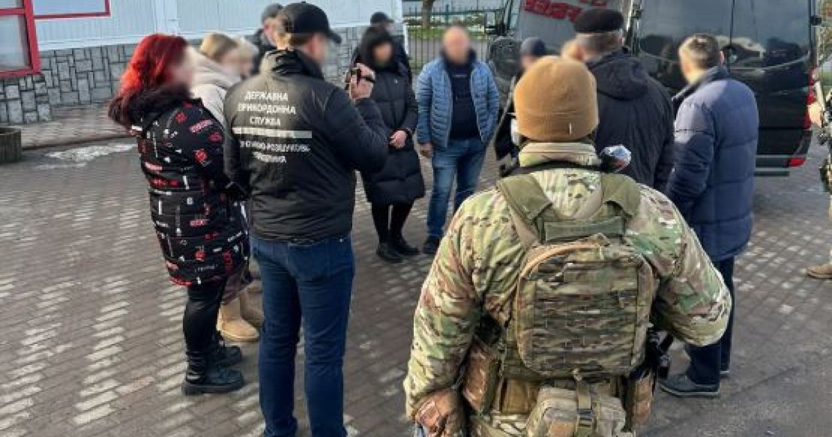 Автобус с девушками остановили в одном из пунктов пропуска при попытке пересечения государственной границы
