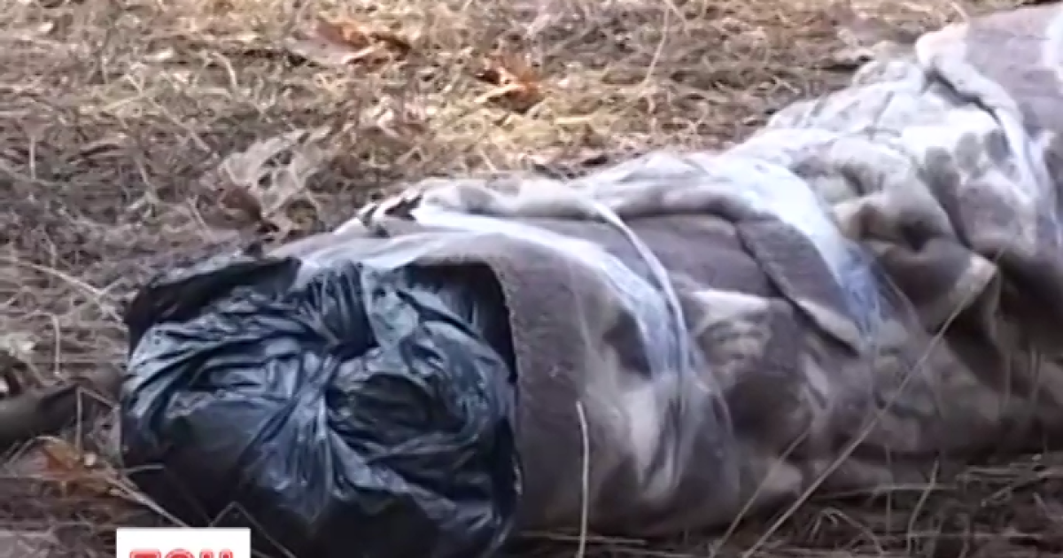 Труп убитого наркоманы укутали в одеяло и вынесли в лесополосу.
