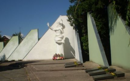 Элемент тоталитарного коммунистического режима: во Львовской области демонтируют "Вечный огонь"
