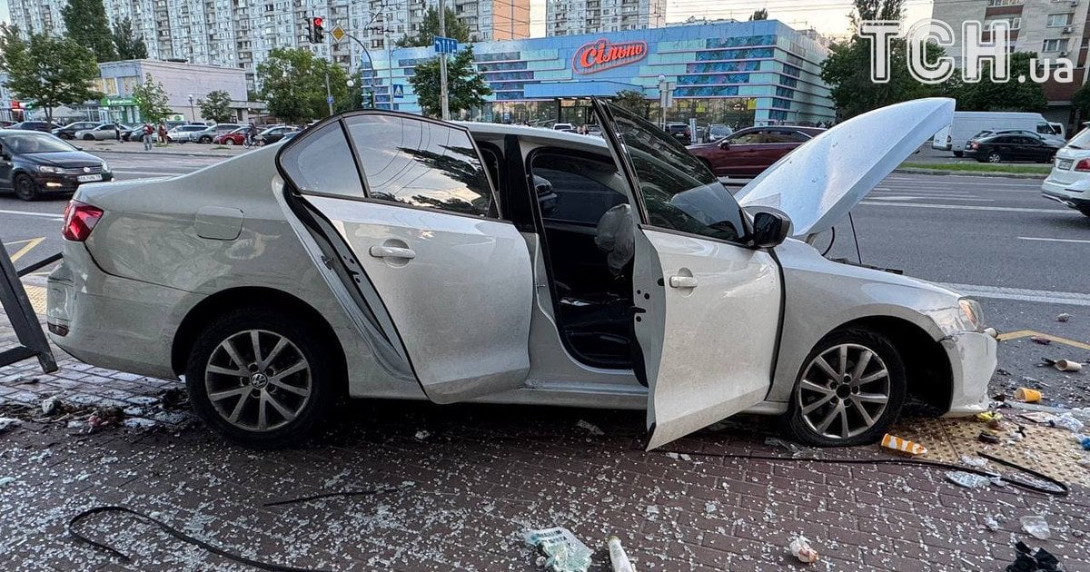 Моторошна аварія: у Києві авто влетіло в зупинку (фото)
