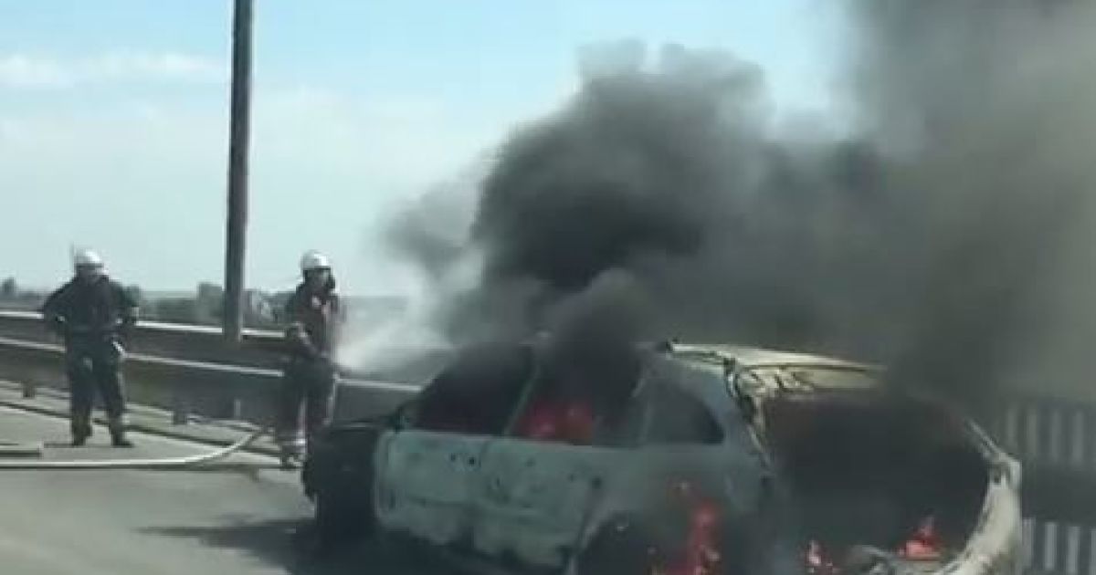 У Києві на мосту спалахнула автівка: пожежники насилу продерлись крізь затор
