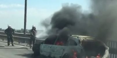 У Києві на мосту спалахнула автівка: пожежники насилу продерлись крізь затор