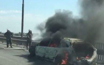 В Киеве на мосту загорелась машина: пожарные с трудом прорвались сквозь затор