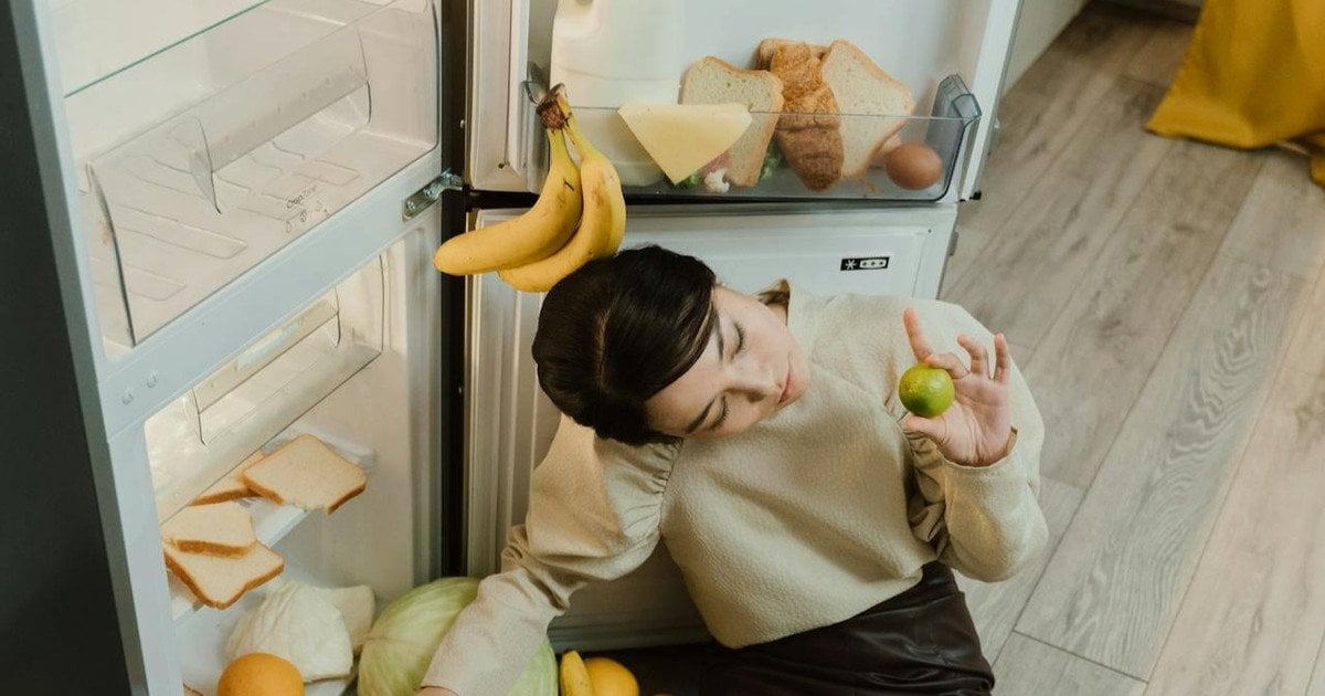 Як прибрати запах з холодильника