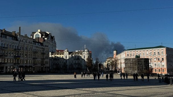 У небі — величезний стовп чорного диму, який видно з різних куточків міста / © ТСН