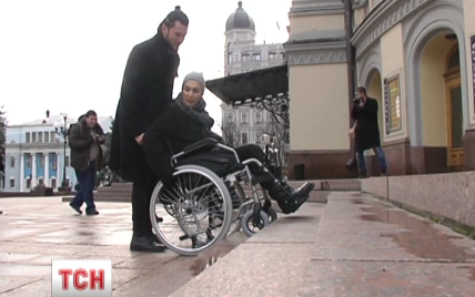 Телеведучі і зірки відчули, наскільки Київ не пристосований для руху на візках