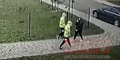 Бил ножом в спину: появилось видео, как 15-летние братья-близнецы пытались убить женщину в Ровно