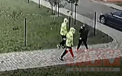 Бил ножом в спину: появилось видео, как 15-летние братья-близнецы пытались убить женщину в Ровно