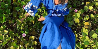 Маша Ефросинина в платье-вышиванке с обнаженным плечом прогулялась по острову