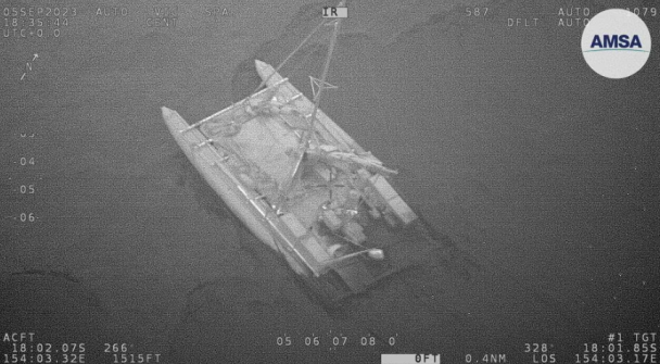 В Тихом океане акула напала на катамаран россиян: в каком состоянии лодка и удалось ли спасти экипаж 2