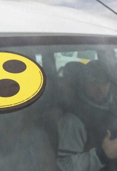 Таким знаком нужно обозначать авто, которыми управляют водители с нарушениями слуха или глухоненными водителями.