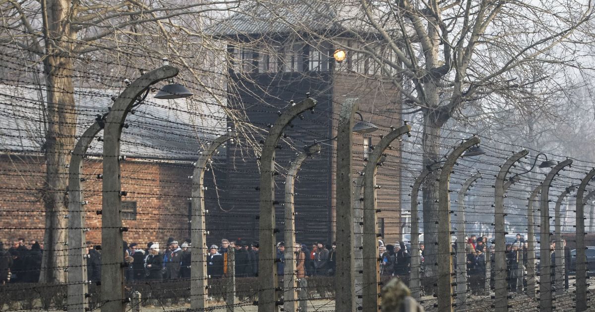 В Германии 96-летняя экс-секретарь концлагеря, которую должны были судить, сбежала перед началом заседания