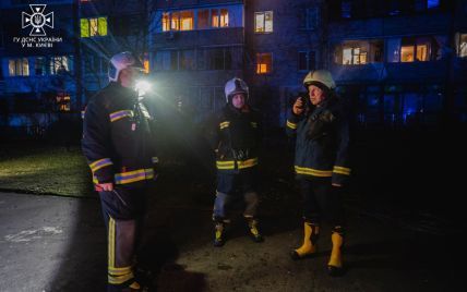 От падения обломков потрескали окна на трех этажах: появились фото и детали ночной атаки Киева