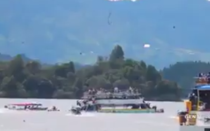В Колумбии затонуло судно со 150 туристами на борту